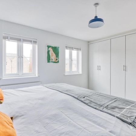 5 Bed House In Gloucester Hucclecote Buitenkant foto
