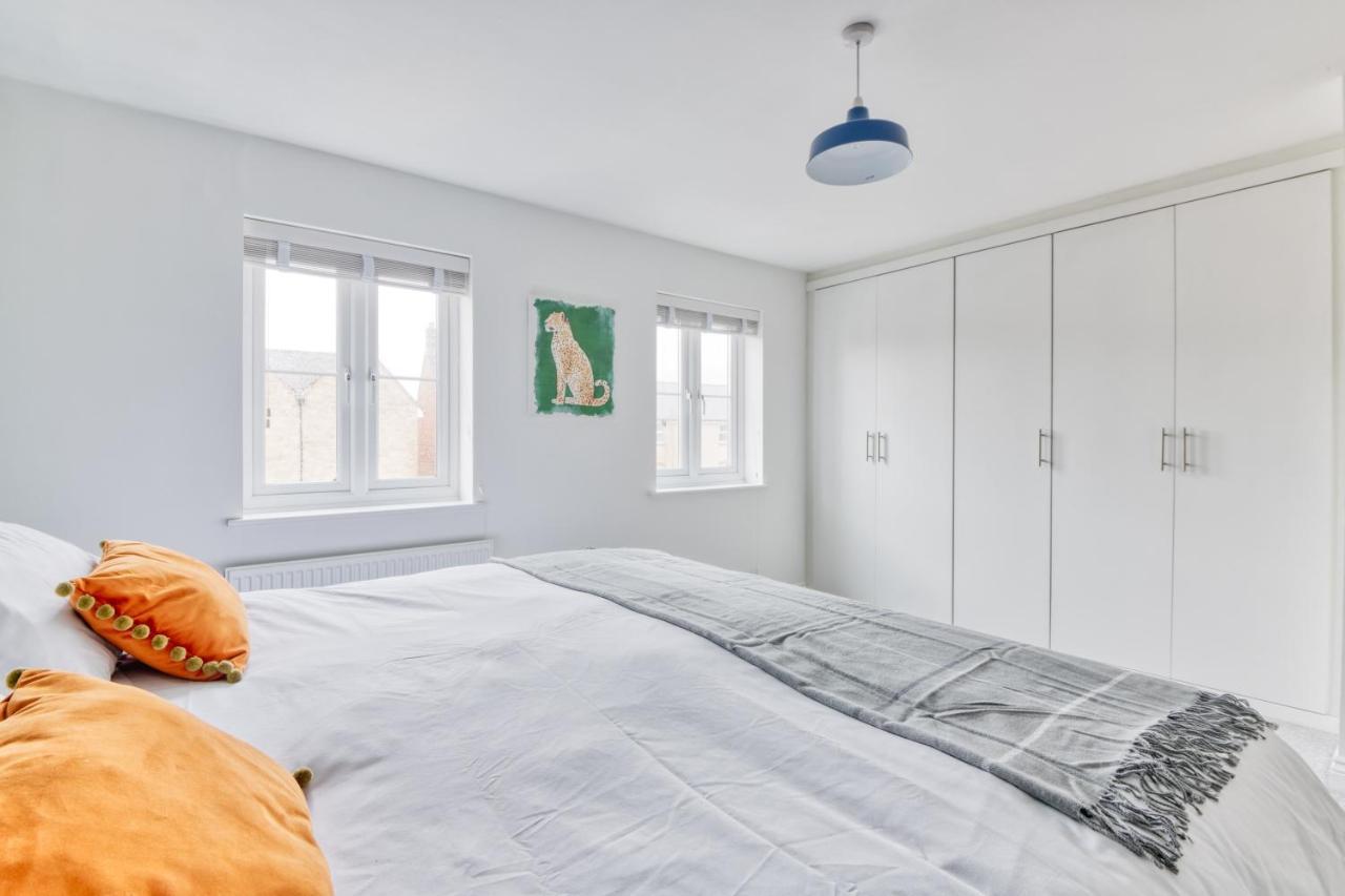 5 Bed House In Gloucester Hucclecote Buitenkant foto